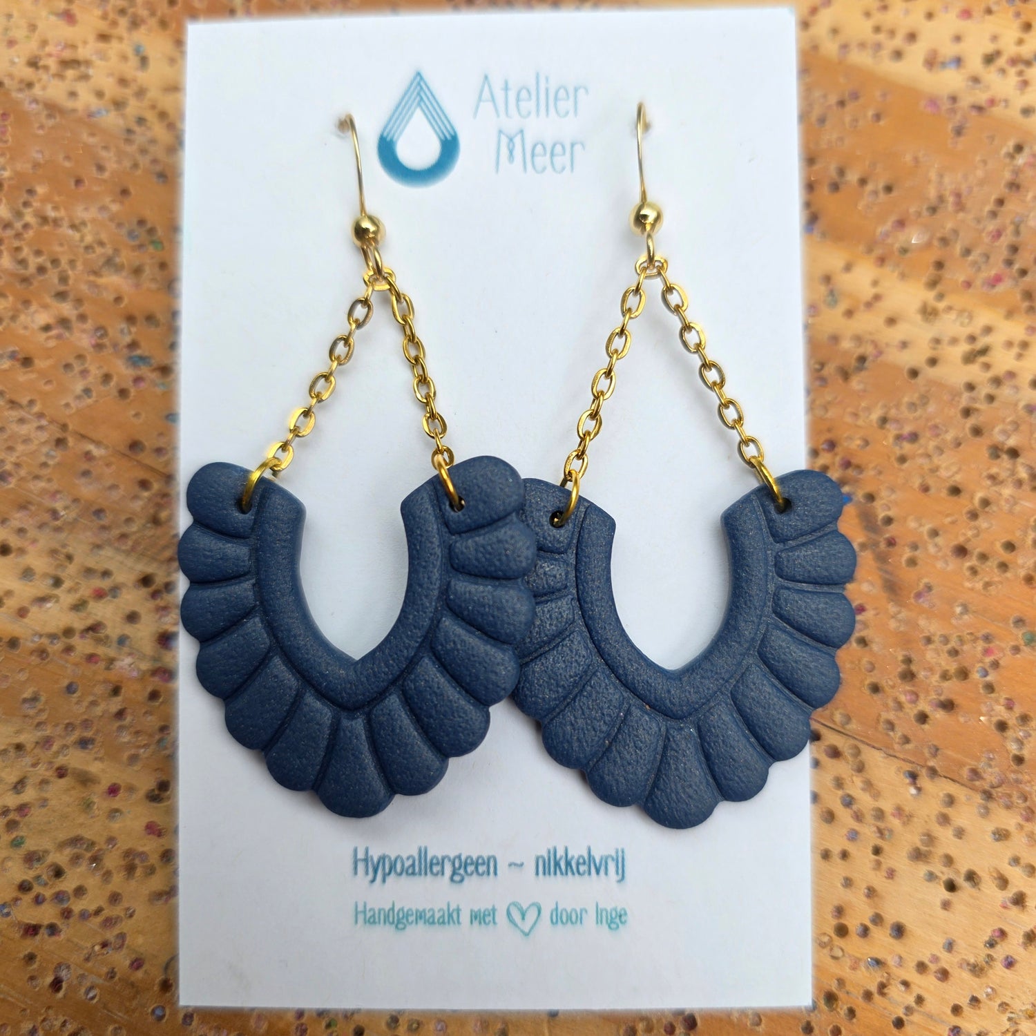 Stijlvolle Donkerblauwe waaier boog oorbellen met gouden ketting ~ model Mira