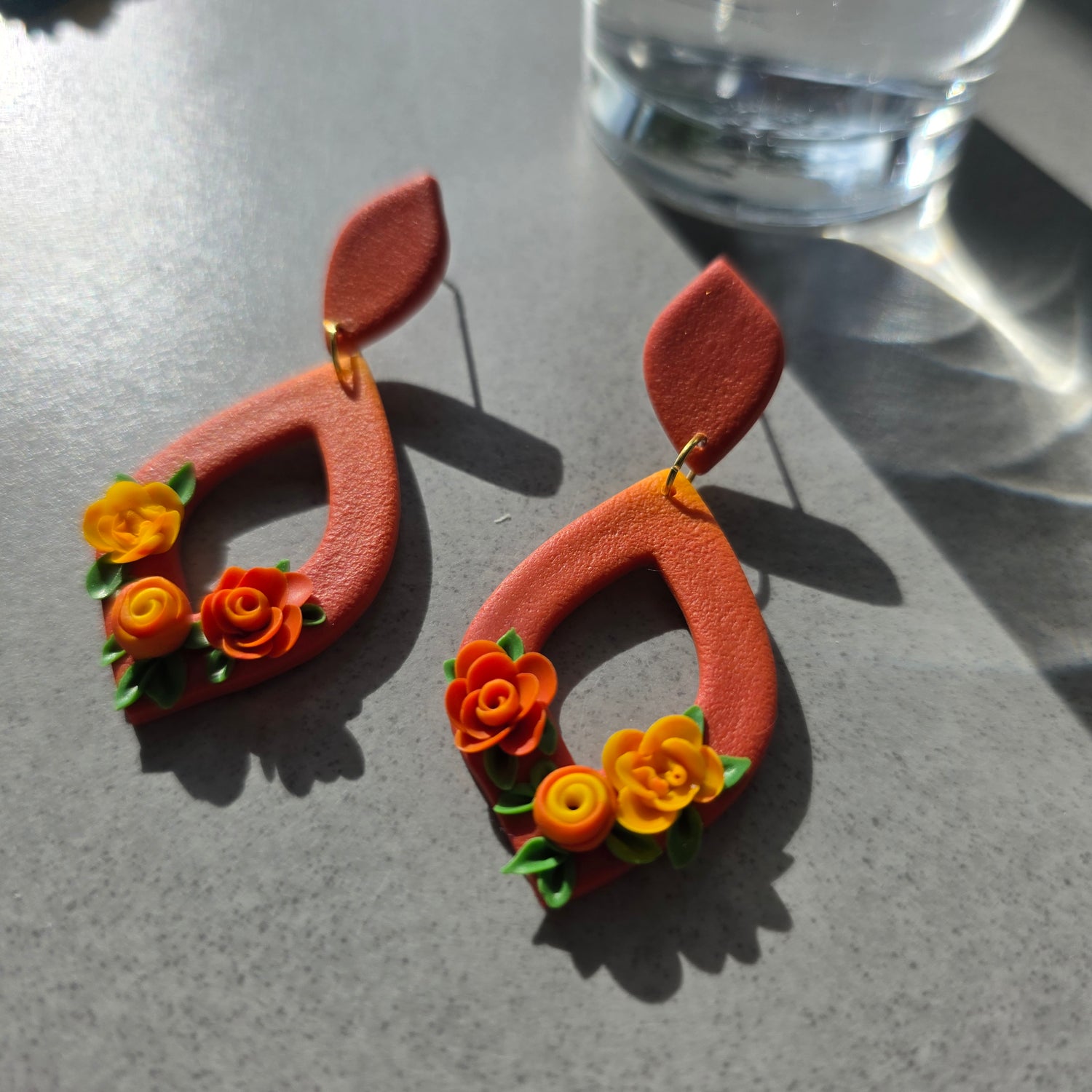 Floral oorbellen in oranje met 3 roosjes - model Smyl XL