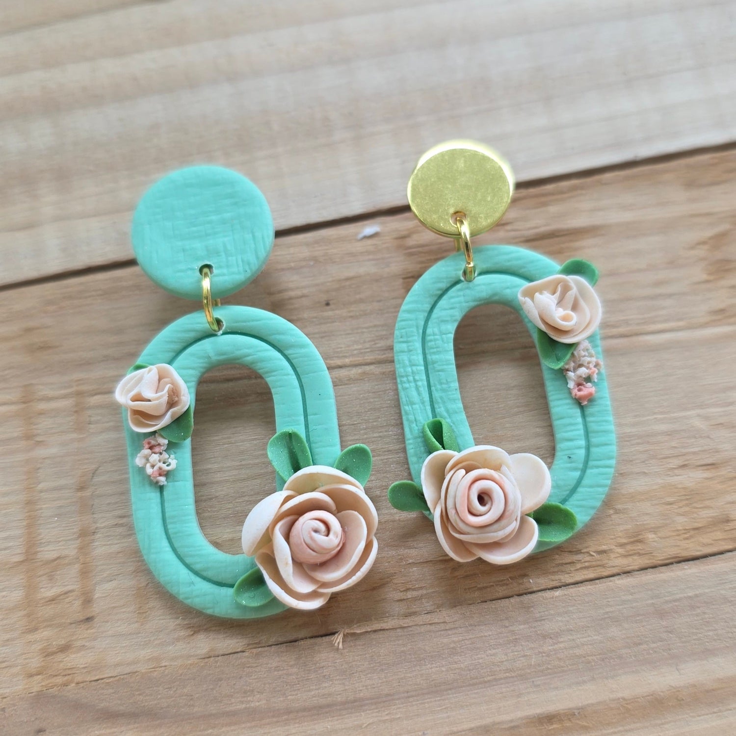 Floral oorbellen pastelgroen ~ model Munk