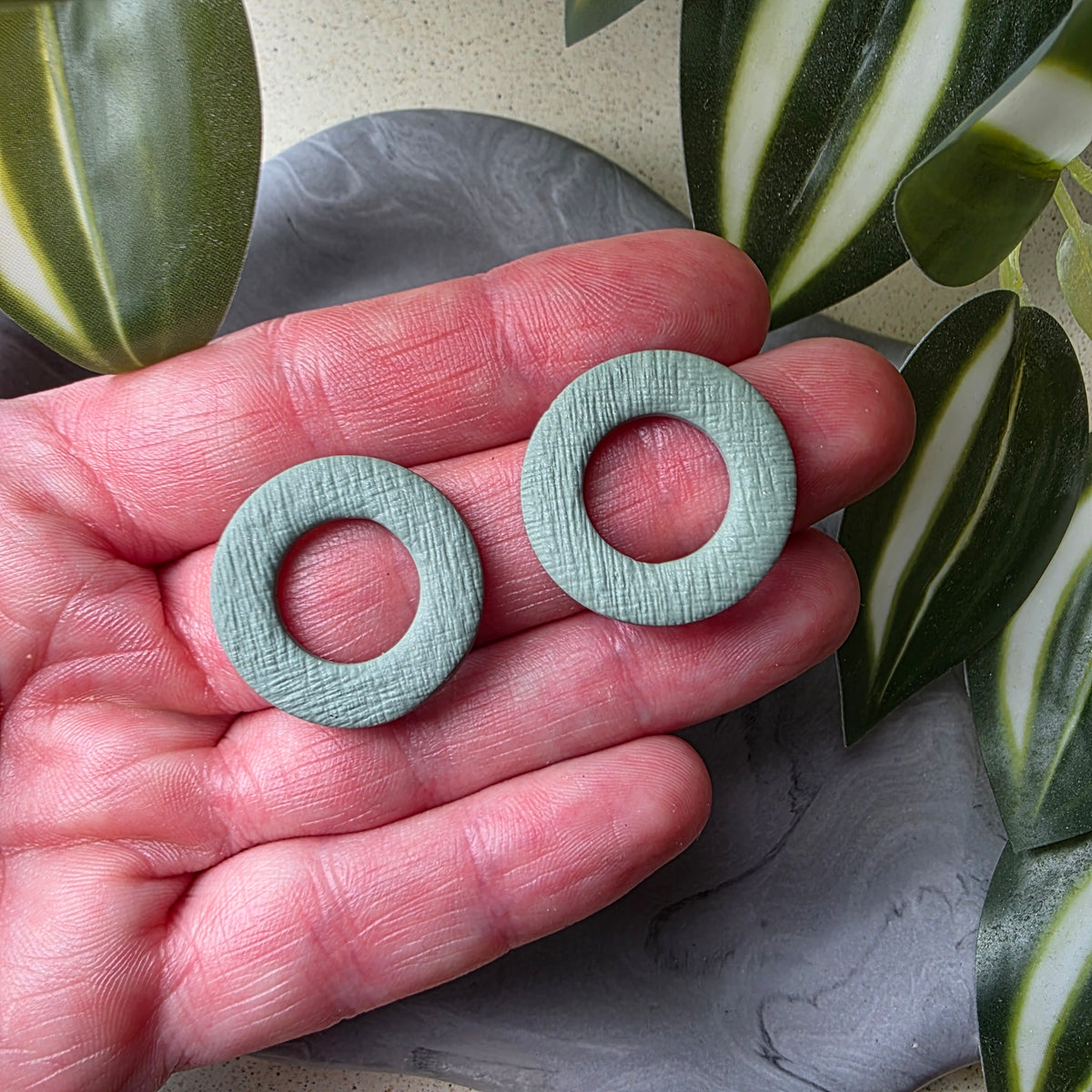 Holle rond oorstekers in saliegroen ~ model Rina studs