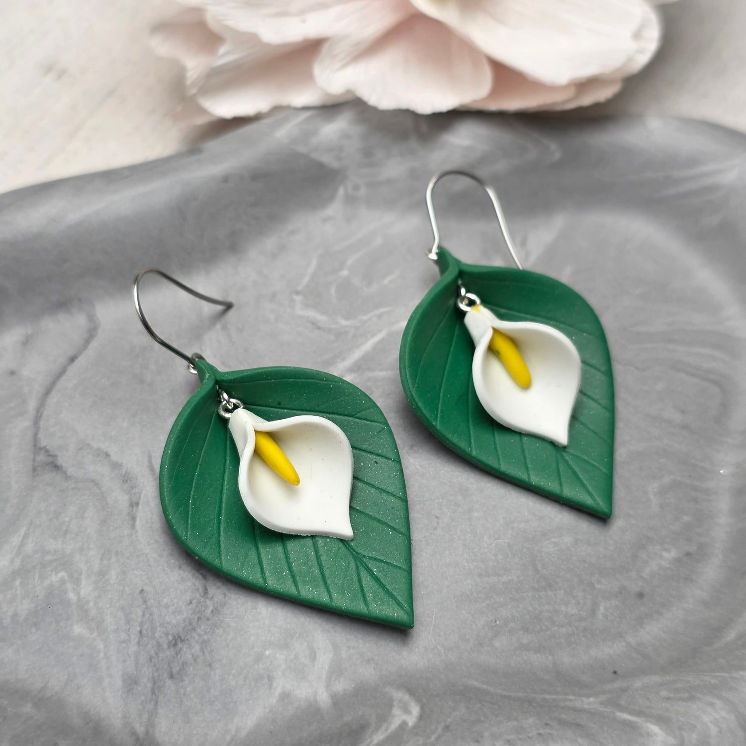 Oorhangers blad met witte kelkbloem