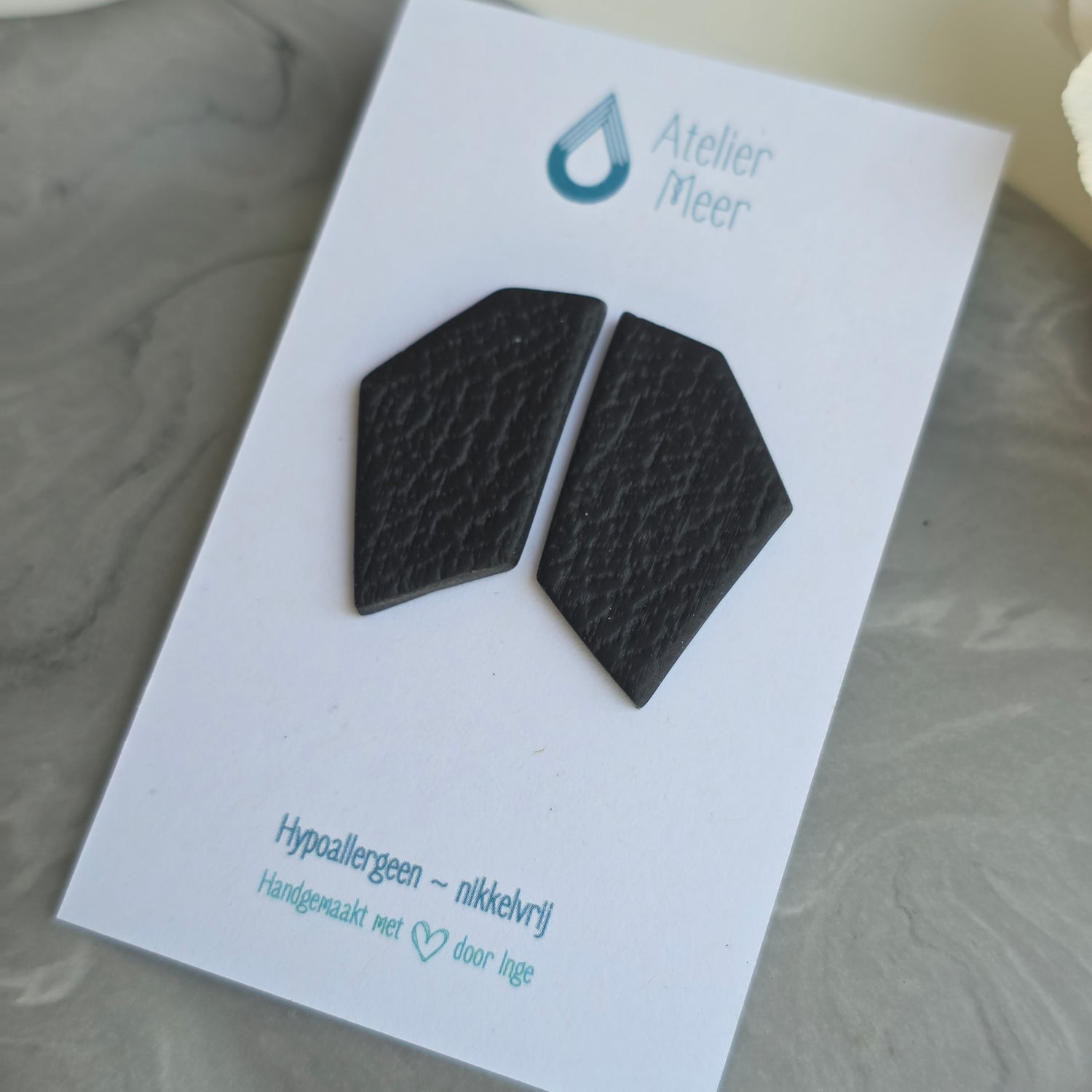 Sten studs ~ geometrische oorstekers in zwarte lederlook