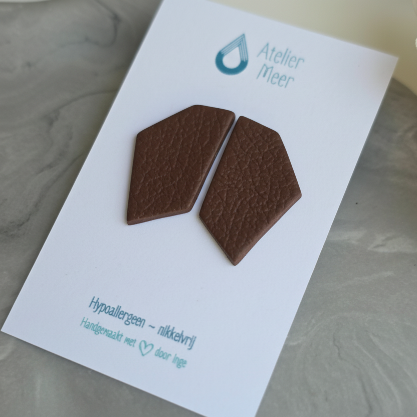 Geometrische oorstekers in chocoladebruin ~ Sten studs