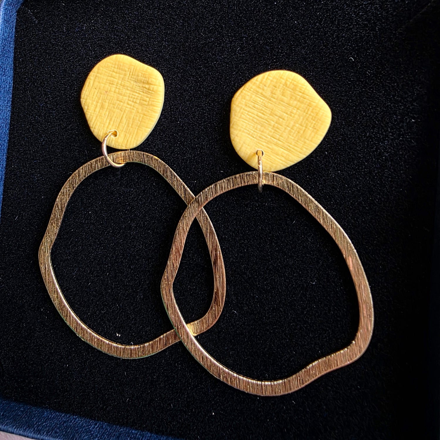 ISLA oorbellen -  Zachtgeel met organische messing ring