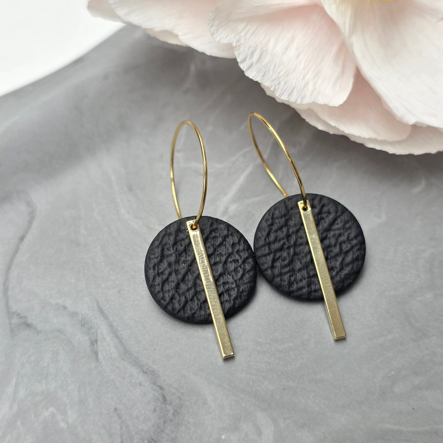 Zwarte oorhangers met gouden stainless steel staafje | model Rina