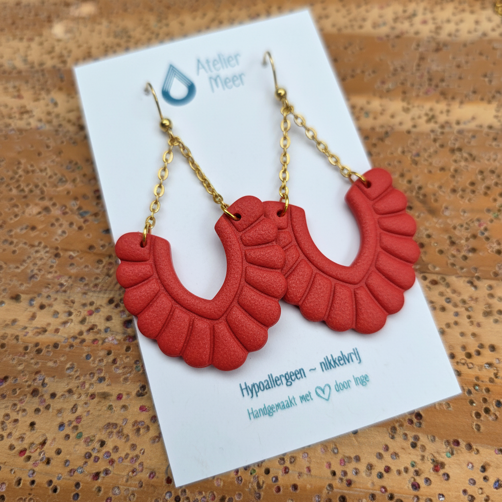 Rode waaier oorbellen met gouden ketting ~ model Mira