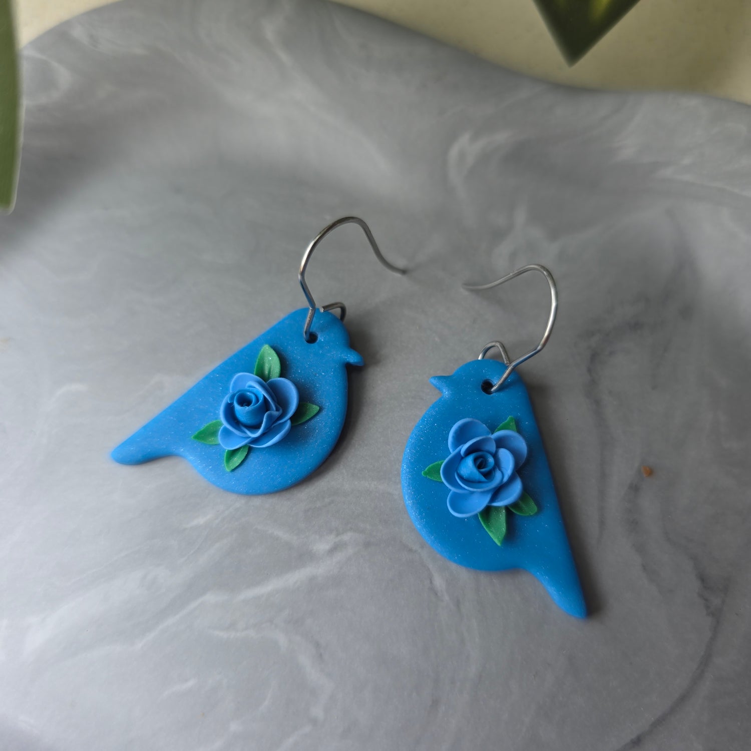 Robin floral - blauwe vogeltjes oorbellen met roosje