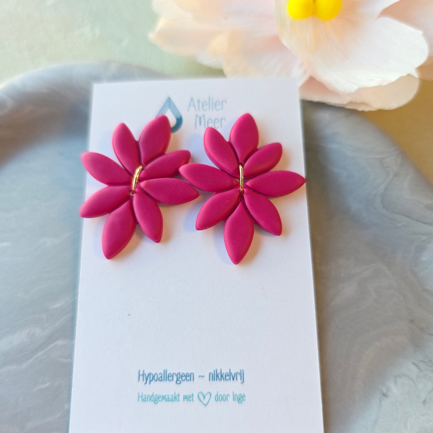 2-delige magenta bloemblad oorbellen ~ model Sofie
