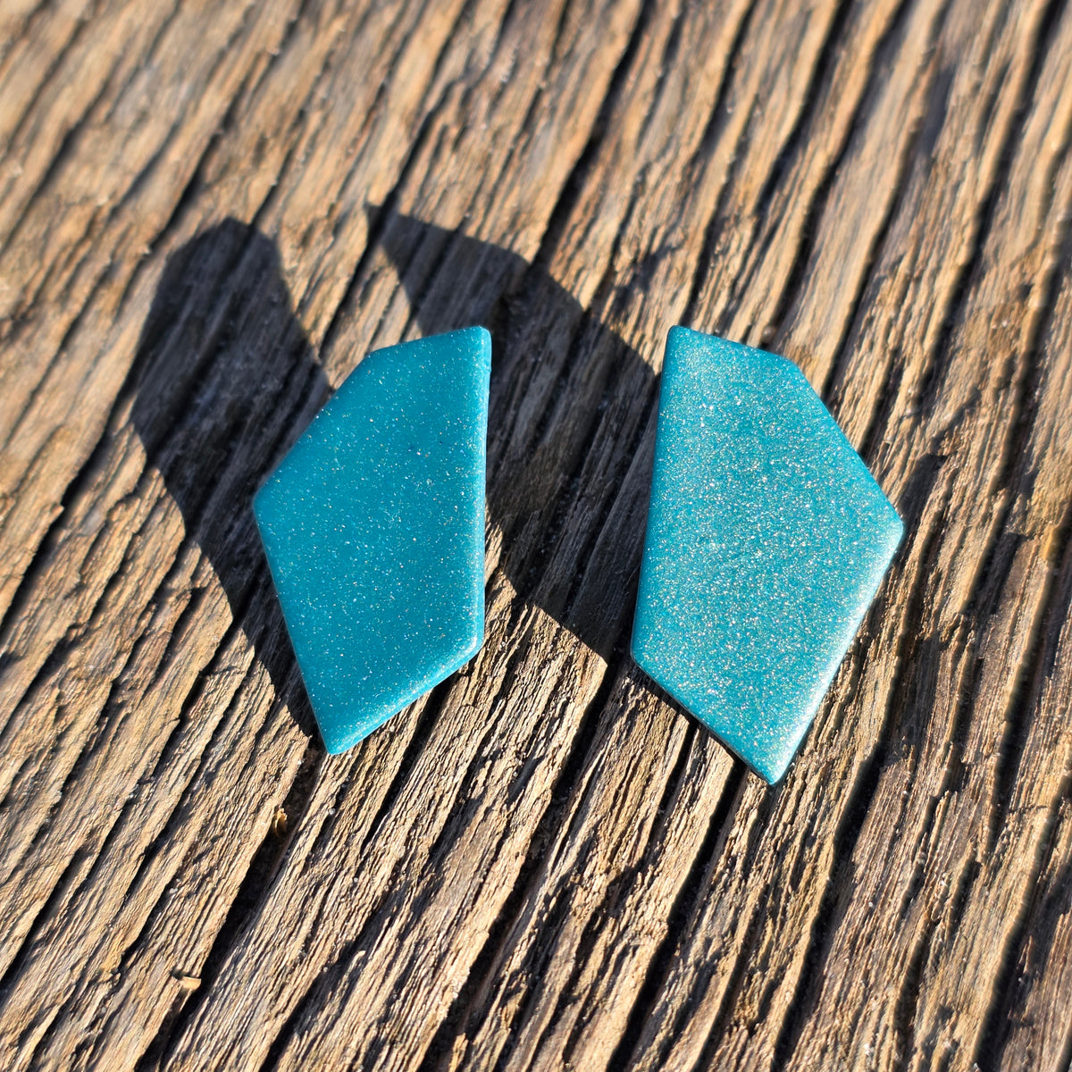 Sten studs ~ geometrische oorstekers in donkergroen