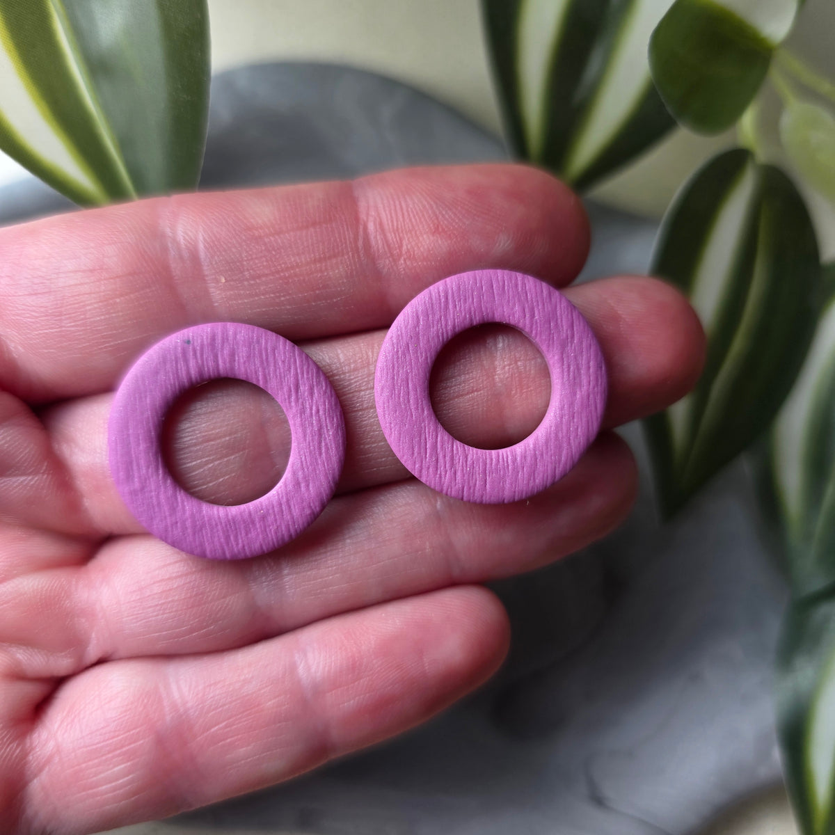 Holle rond oorstekers in roze ~ model Rina studs