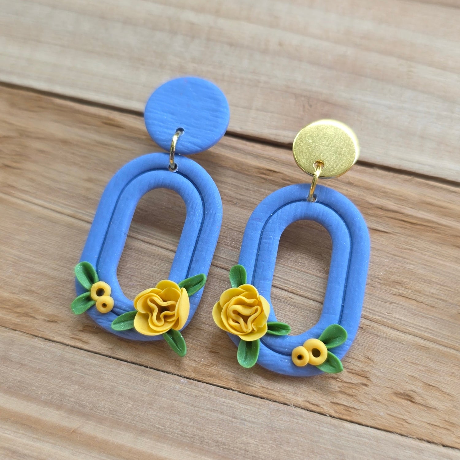Floral oorbellen hemelsblauw en geel ~ model Munk