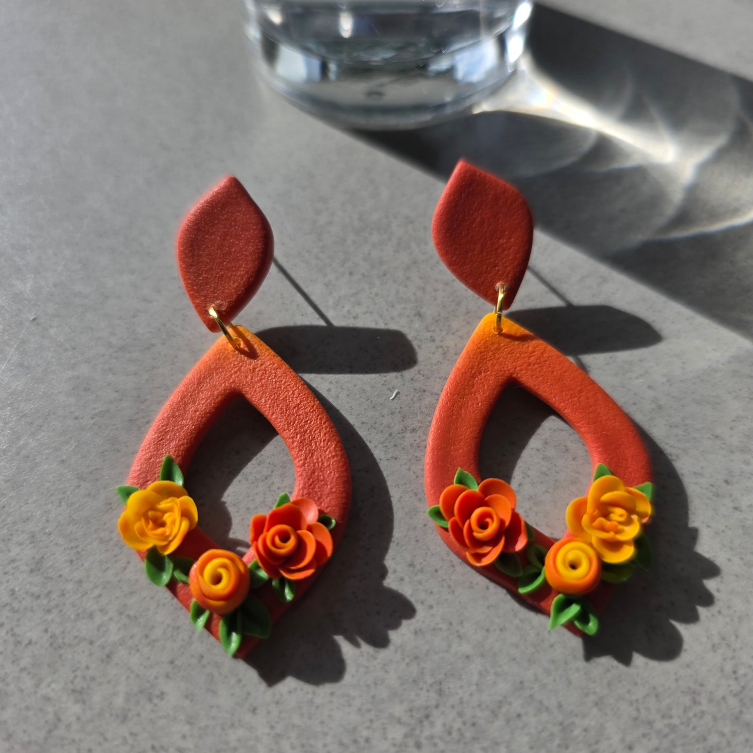 Floral oorbellen in oranje met 3 roosjes - model Smyl XL