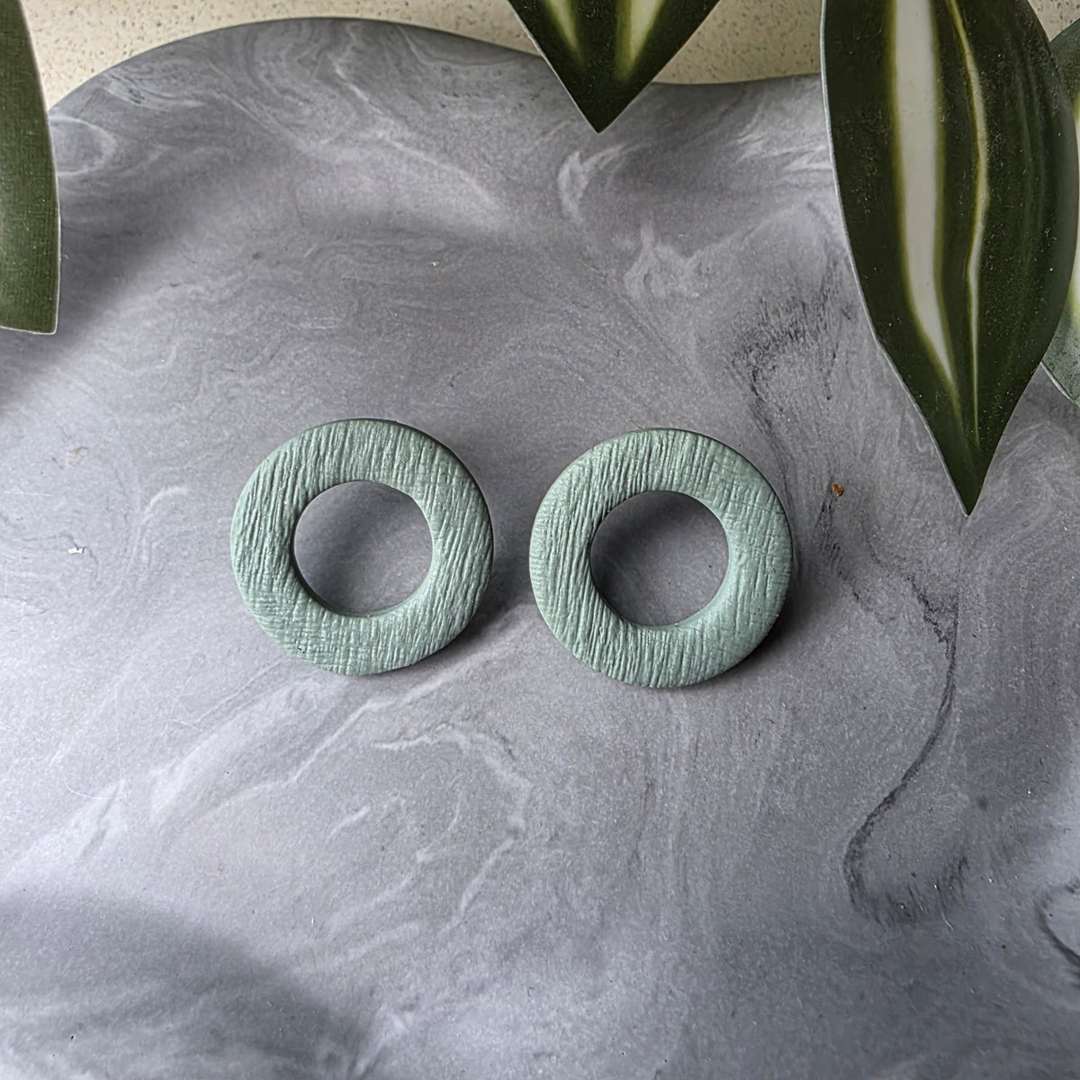 Holle rond oorstekers in saliegroen ~ model Rina studs