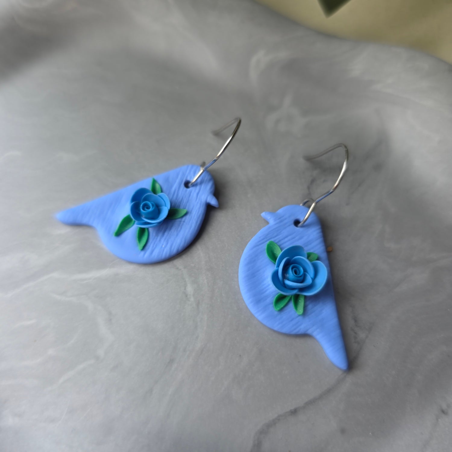Robin floral - pastelblauwe vogeltjes oorbellen met roosje