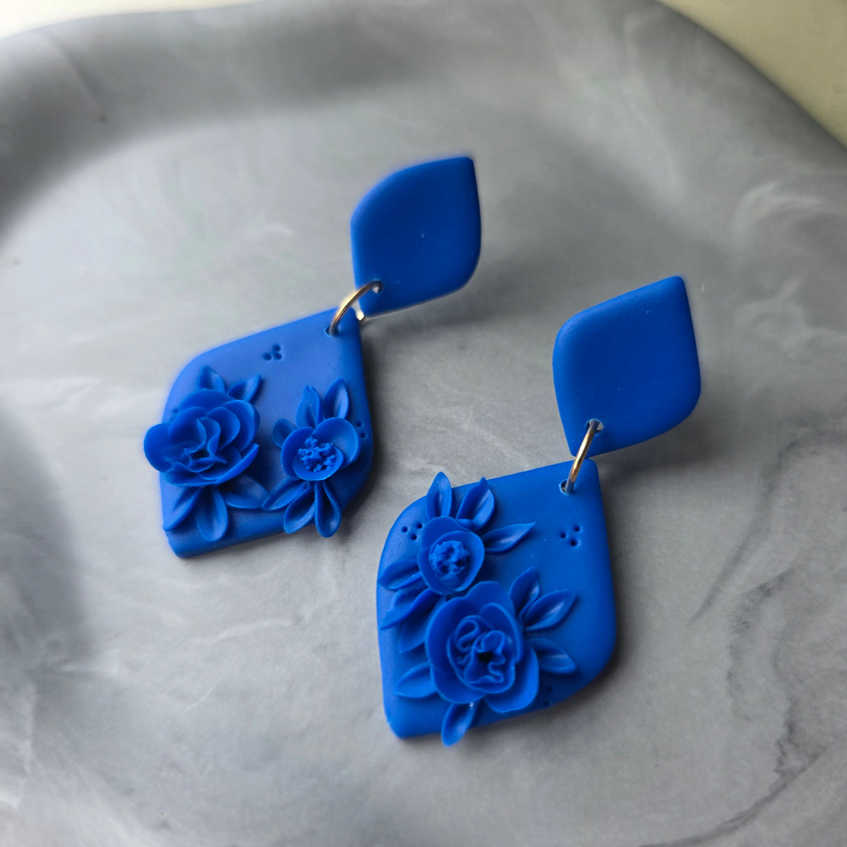 Floral oorbellen in blauw ~ model Pollie