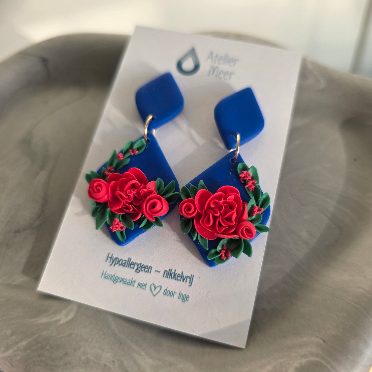 Floral oorbellen in blauw met roodroze pioenroos