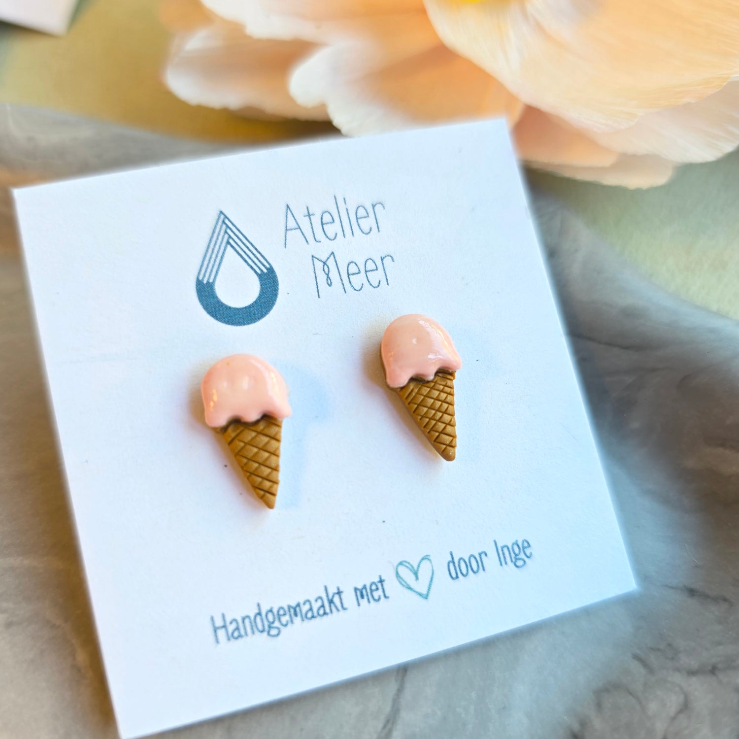 Mini ijsjes op een hoorntje ~ oorstekers in diverse kleuren