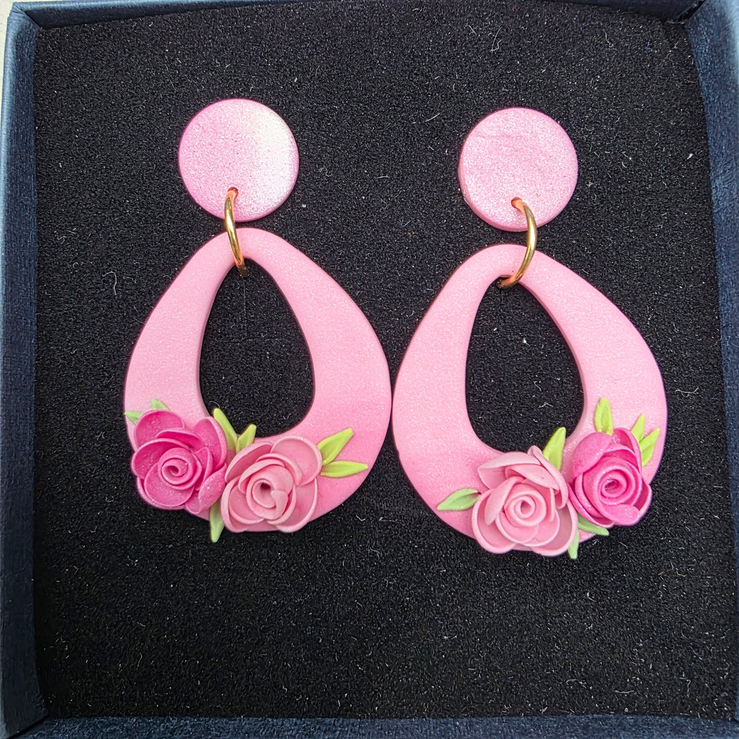 Roze rozen floral oorbellen ~ model Gunda