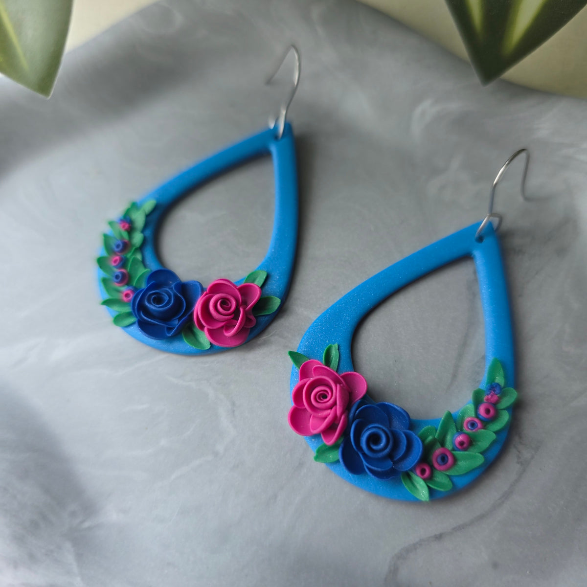 Druppelvormige blauwe floral oorbellen ~ model Droppe XL