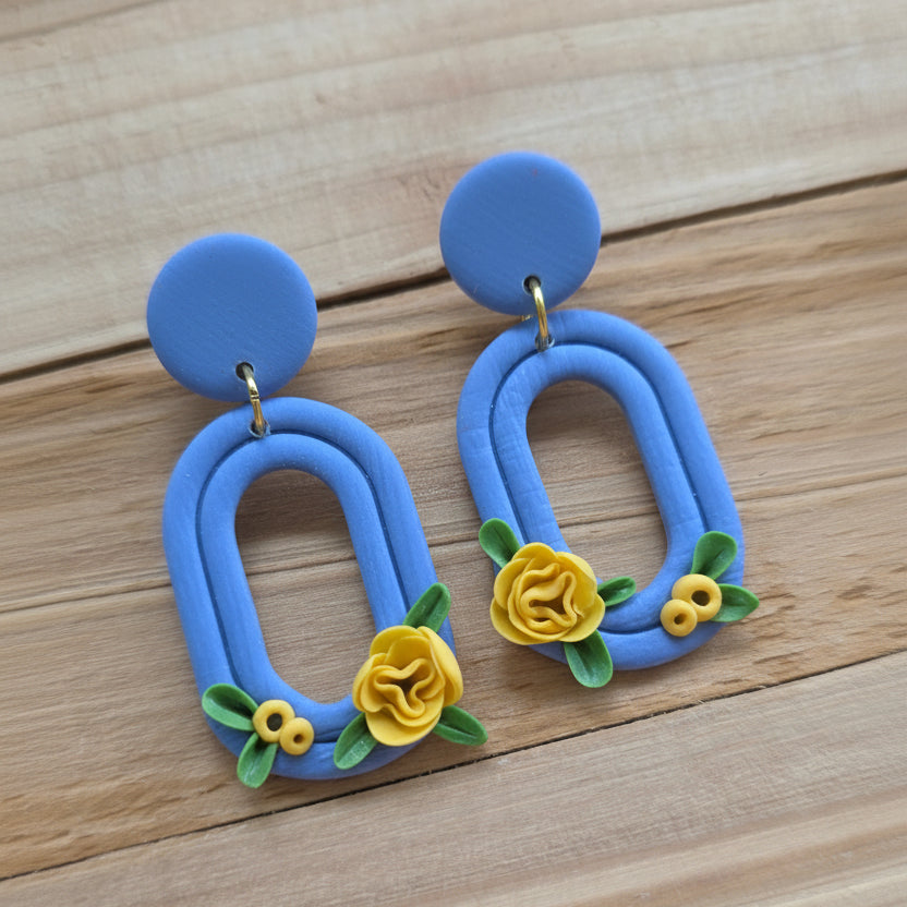 Floral oorbellen hemelsblauw en geel ~ model Munk