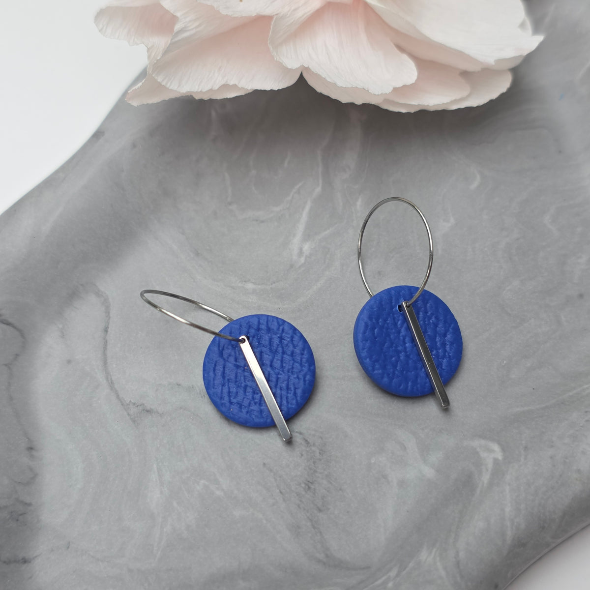 Blauwe oorhangers met stainless steel staafje ~ model Rina