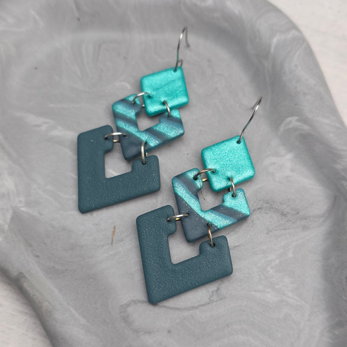 Geometrische statement oorbellen turkoois-petrol ~ model Torget Tripl XL