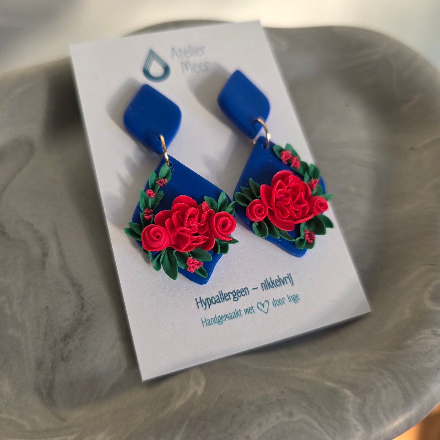 Floral oorbellen in blauw met roodroze pioenroos