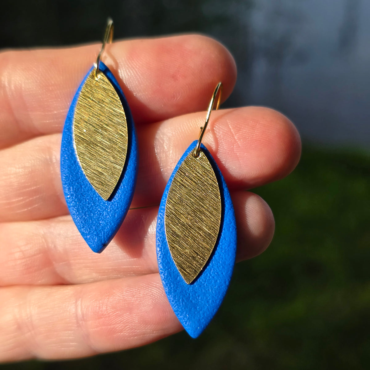 Amandelvormige oorbellen in blauw met goud of zilver ~ model Svea XL