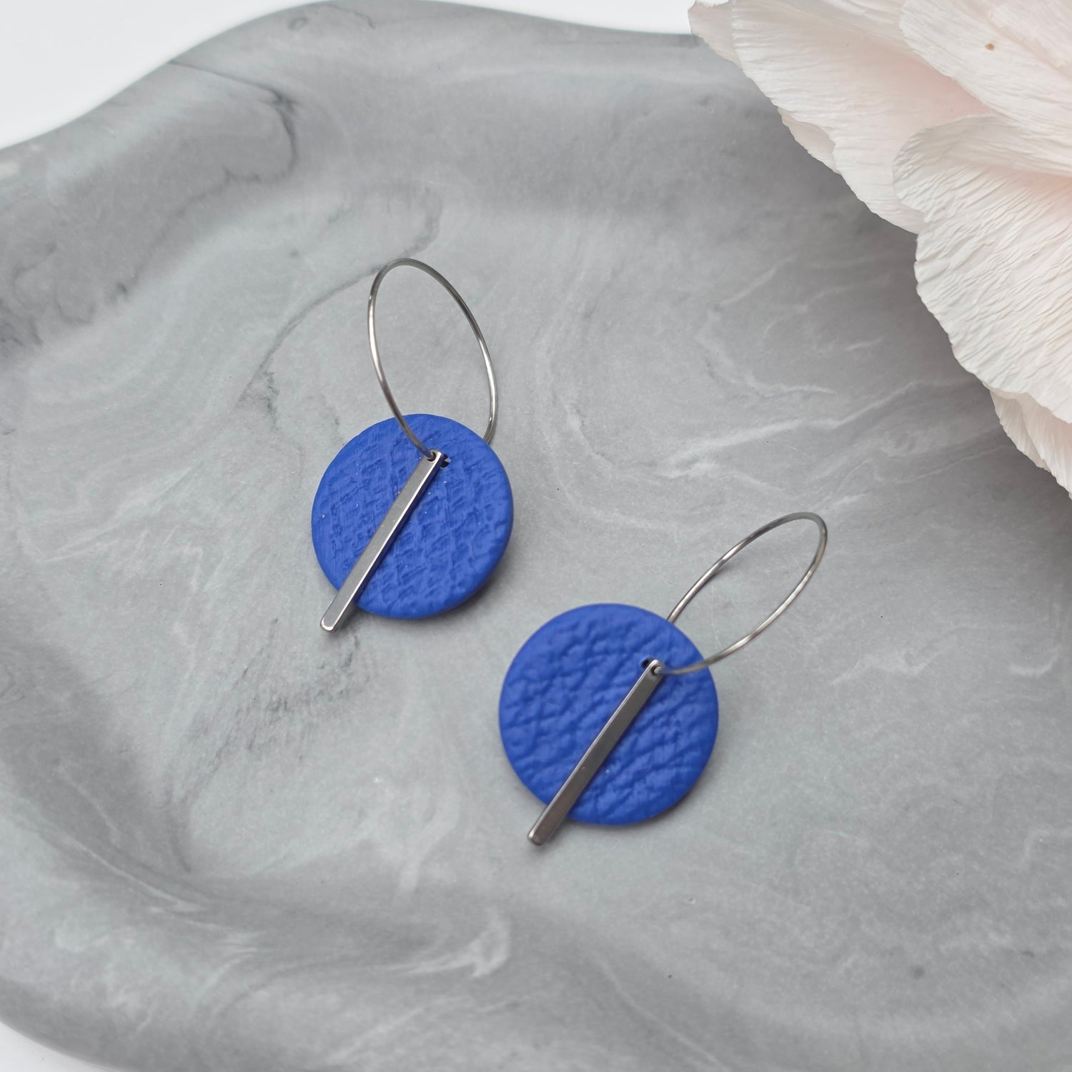 Blauwe oorhangers met zilver stainless steel staafje | model Rina