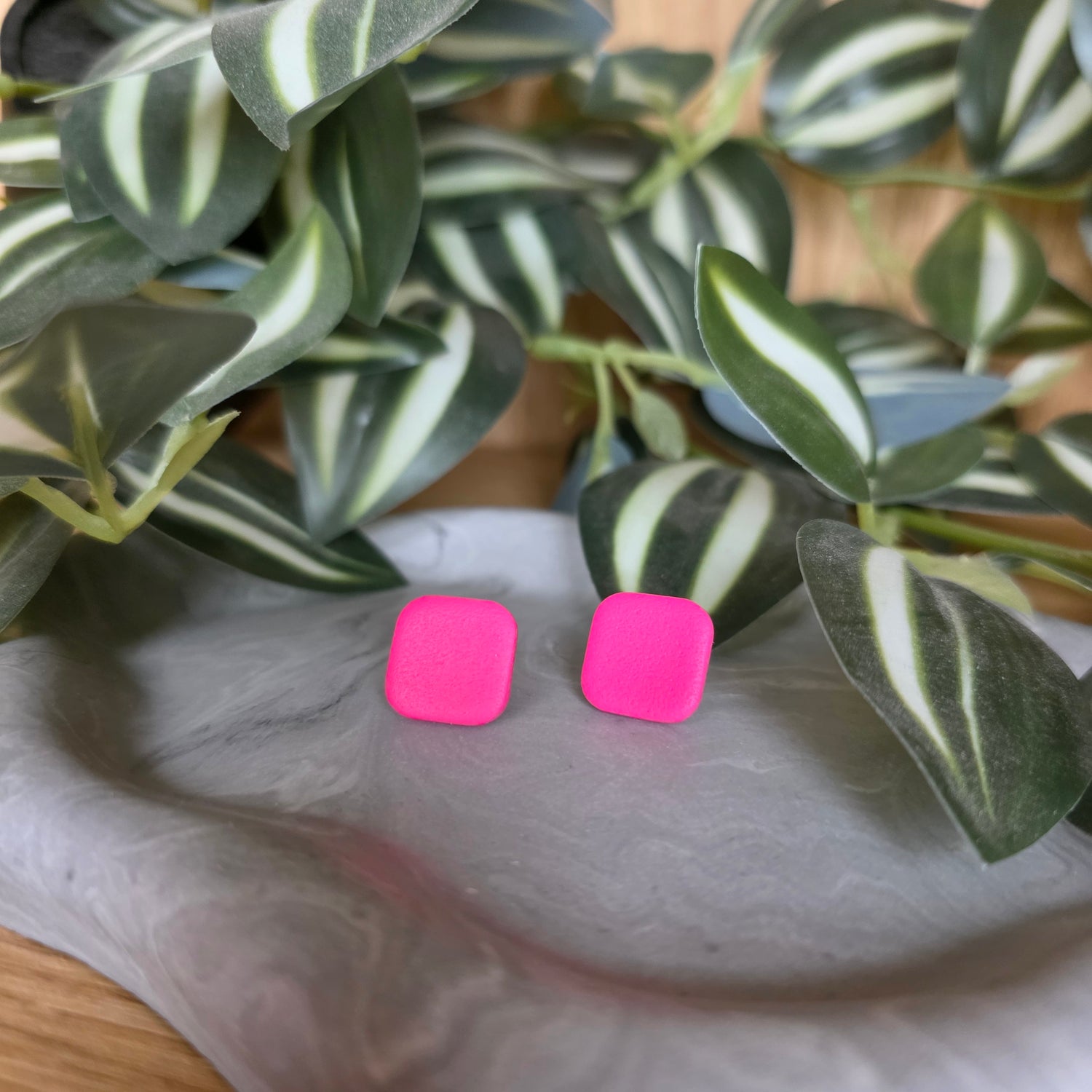 Vierkante magenta studs ~ model Stine