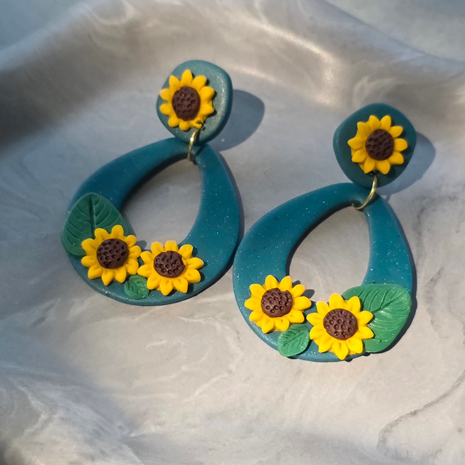 Zonnebloem statement oorbellen ~ model Gunda