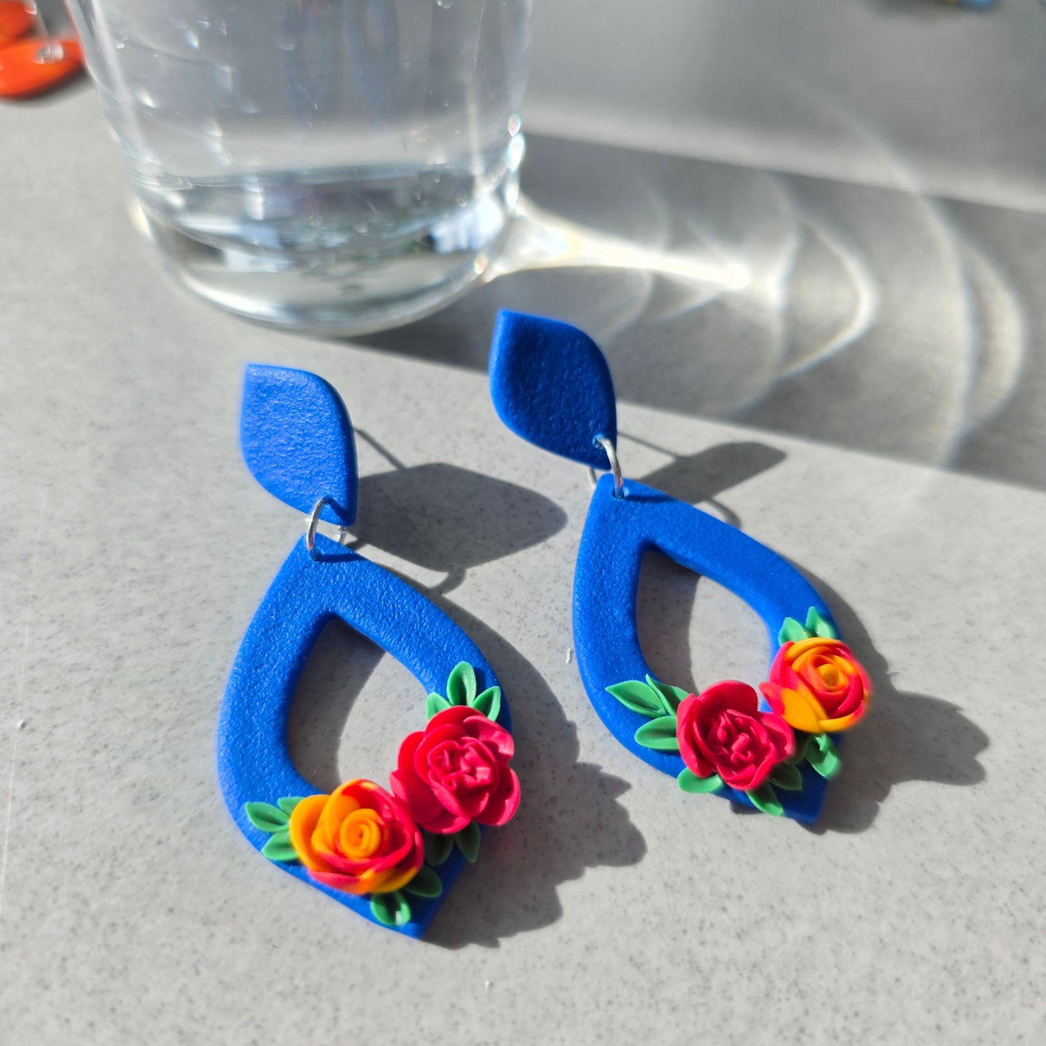 Floral oorbellen in blauw met 2 roosjes - model Smyl XL