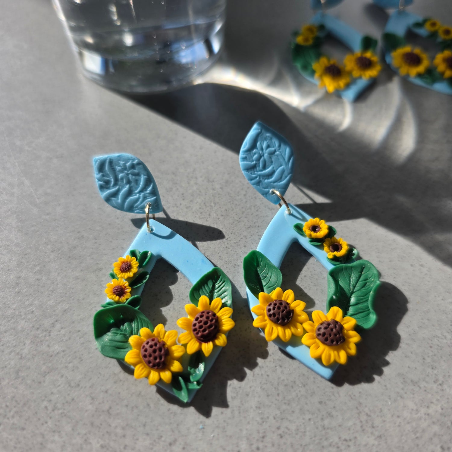 Floral oorbellen in lichtblauw met zonnebloemen - model Smyl XL