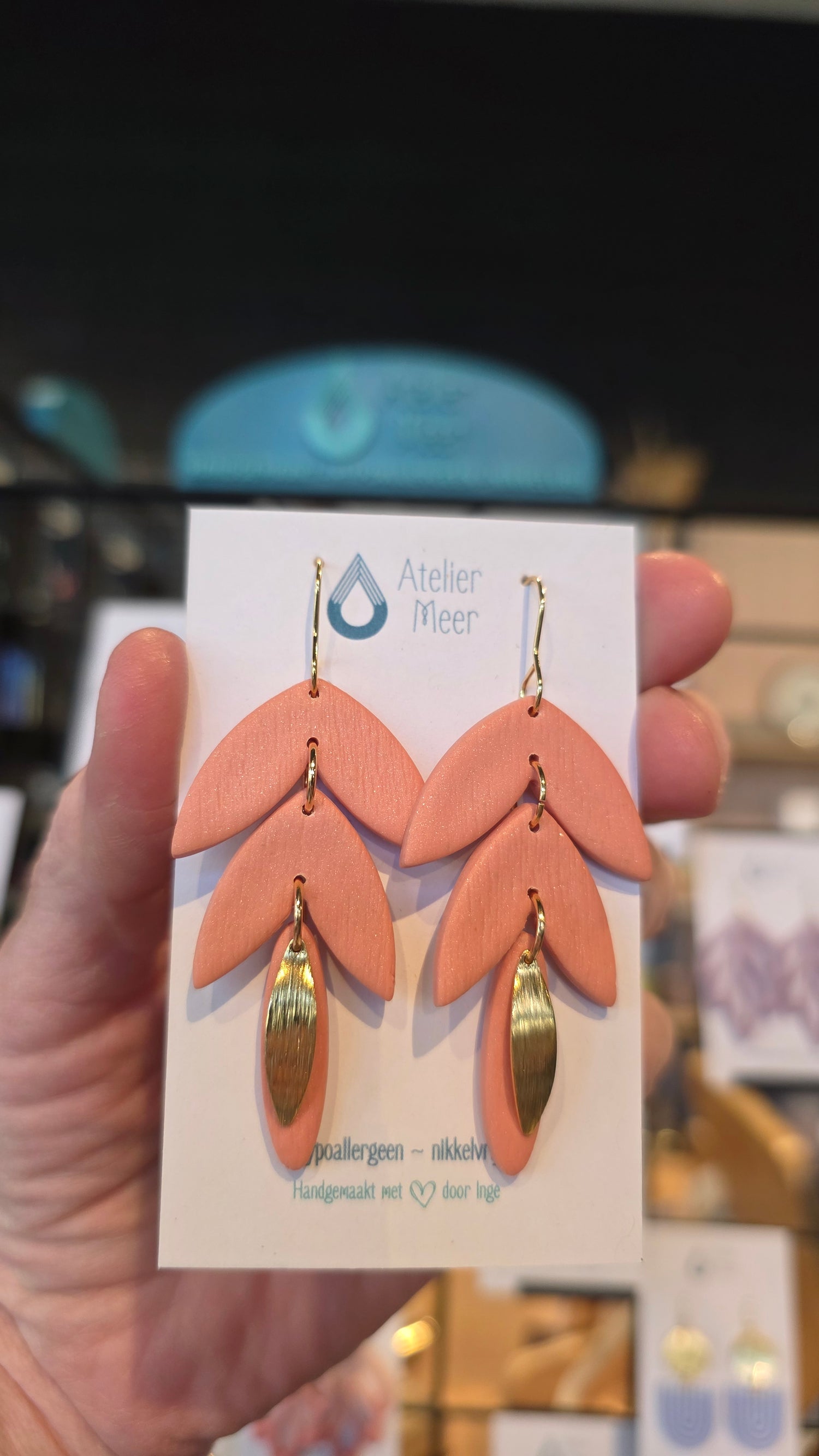 Seline gold ~ zalmroze blaadjes oorbellen met messing