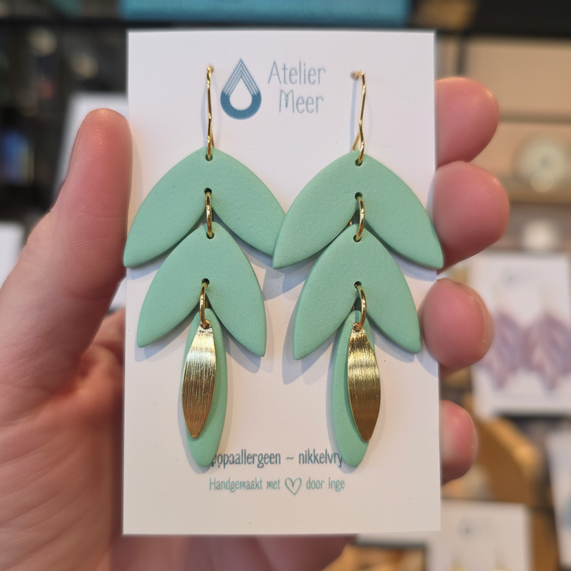 Seline gold ~ mintgroene blaadjes oorbellen met messing