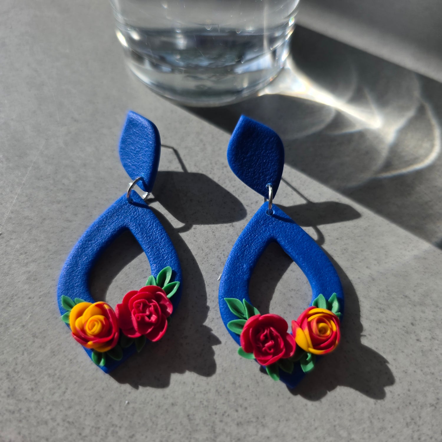 Floral oorbellen in blauw met 2 roosjes - model Smyl XL