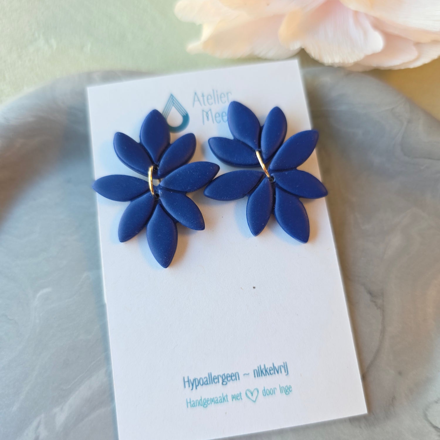 2-delige donkerblauwe bloemblad oorbellen ~ model Sofie