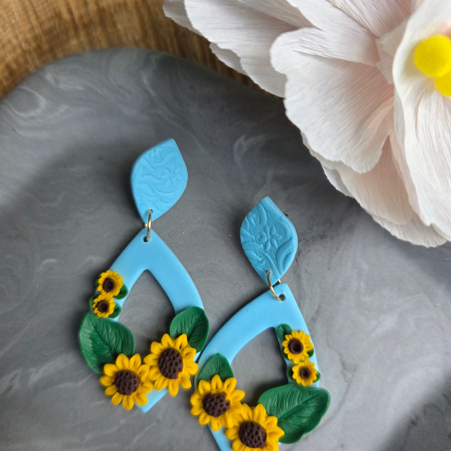 Floral oorbellen in lichtblauw met zonnebloemen - model Smyl XL