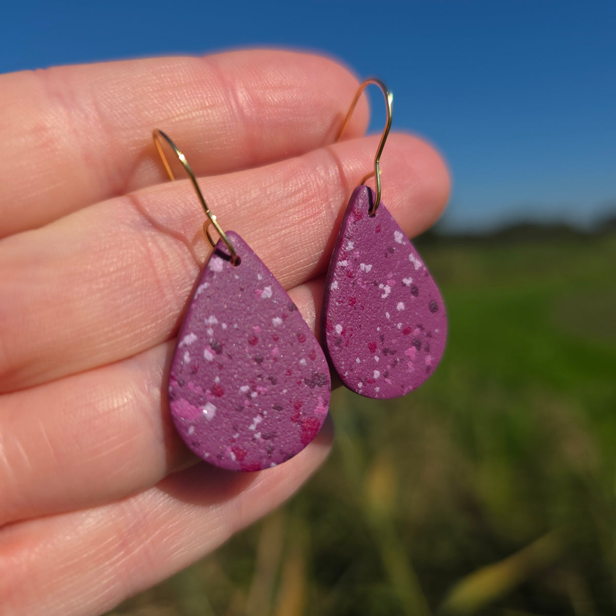 Druppelvormige oorhangers in bordeaux paars ~ model Droppe