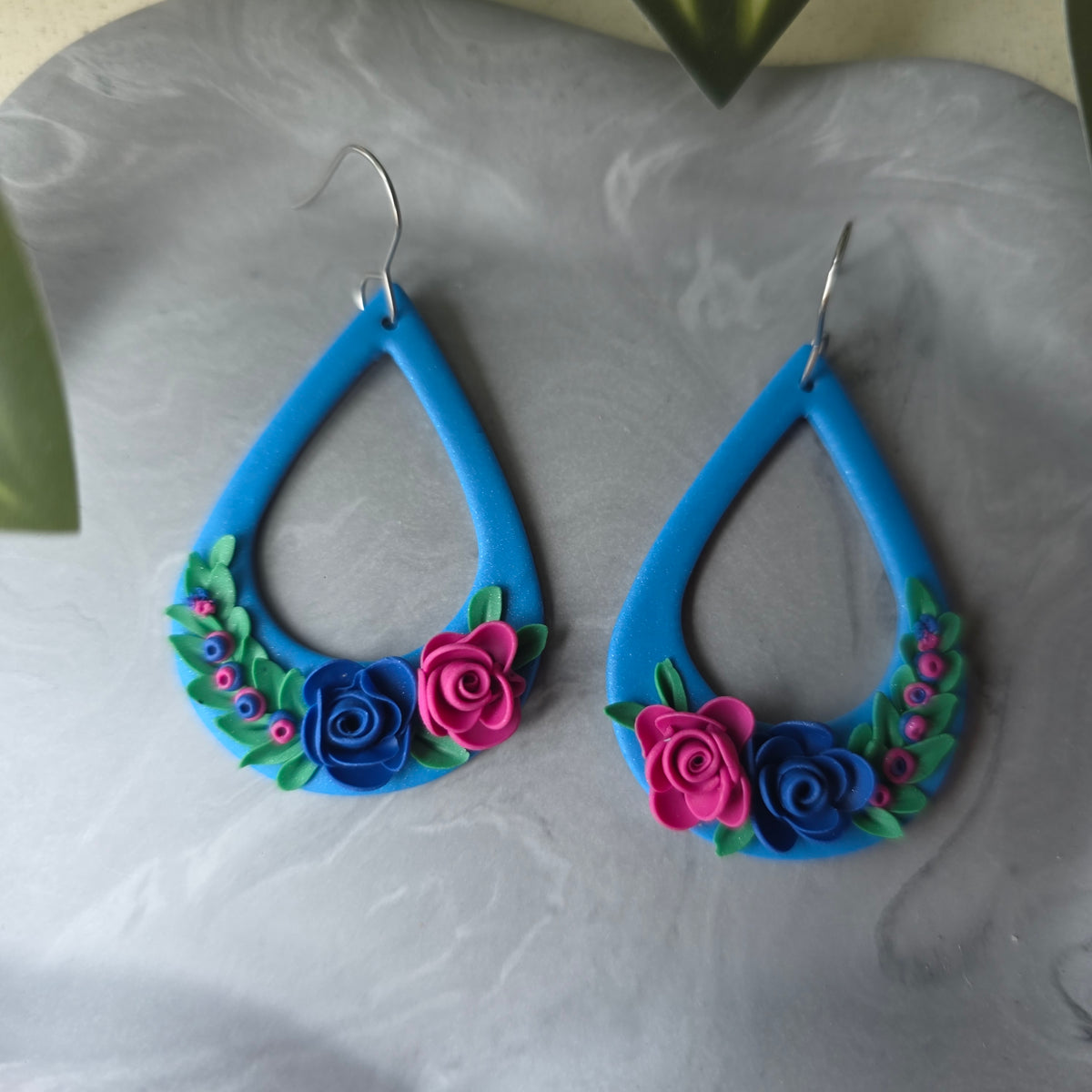 Druppelvormige blauwe floral oorbellen ~ model Droppe XL