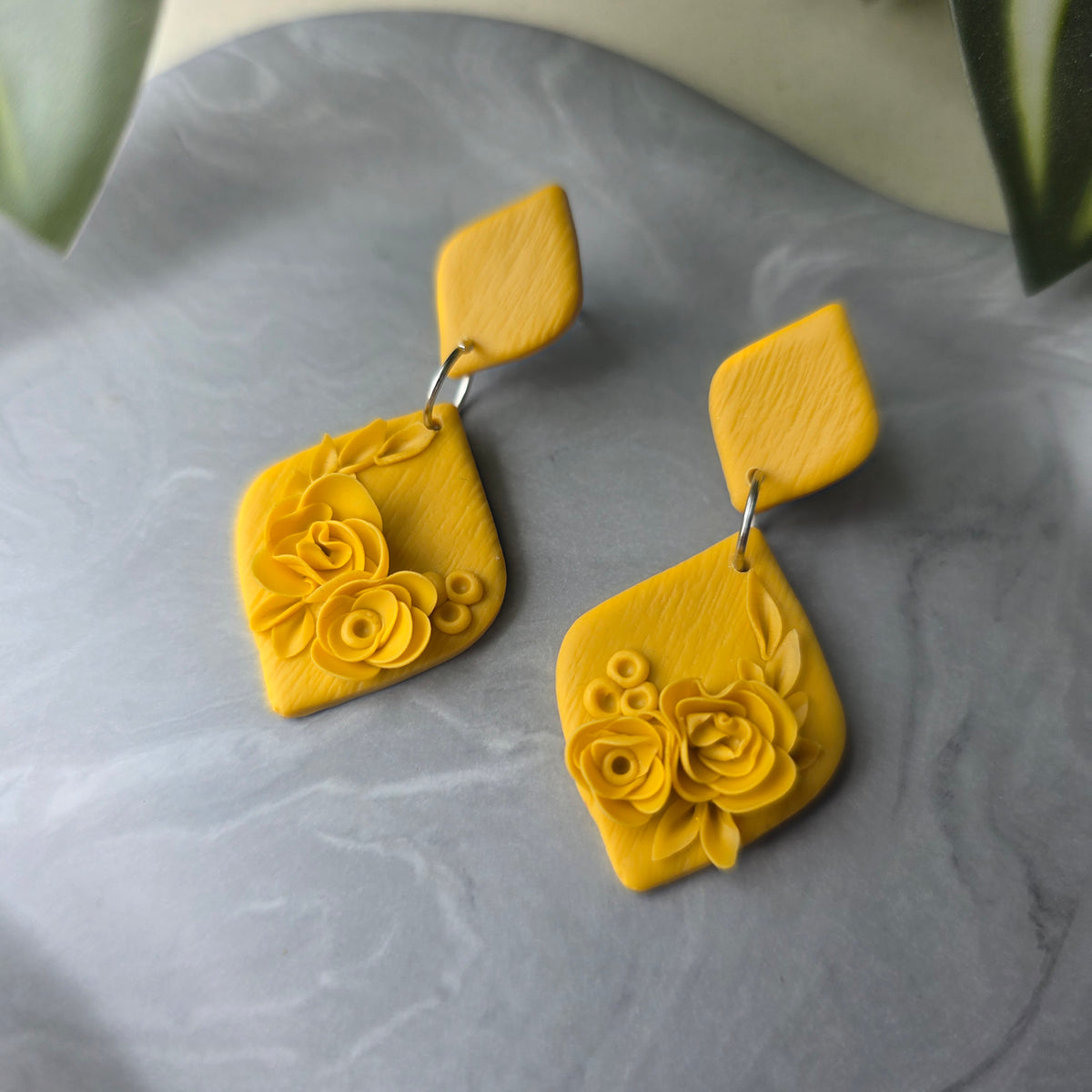 Floral oorbellen in okergeel ~ model Pollie