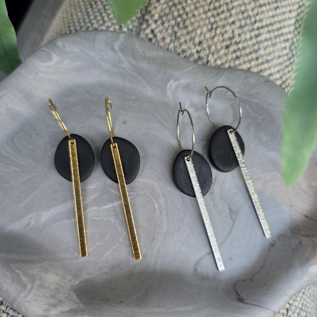 Zwarte oorhangers met messing staafje | model MIA