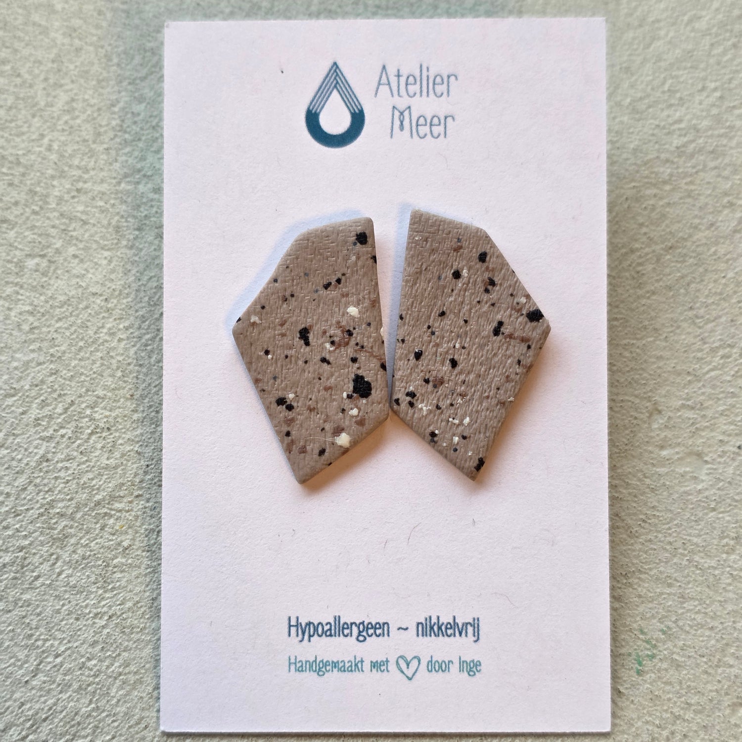 Sten studs ~ geometrische oorstekers in zandkleur