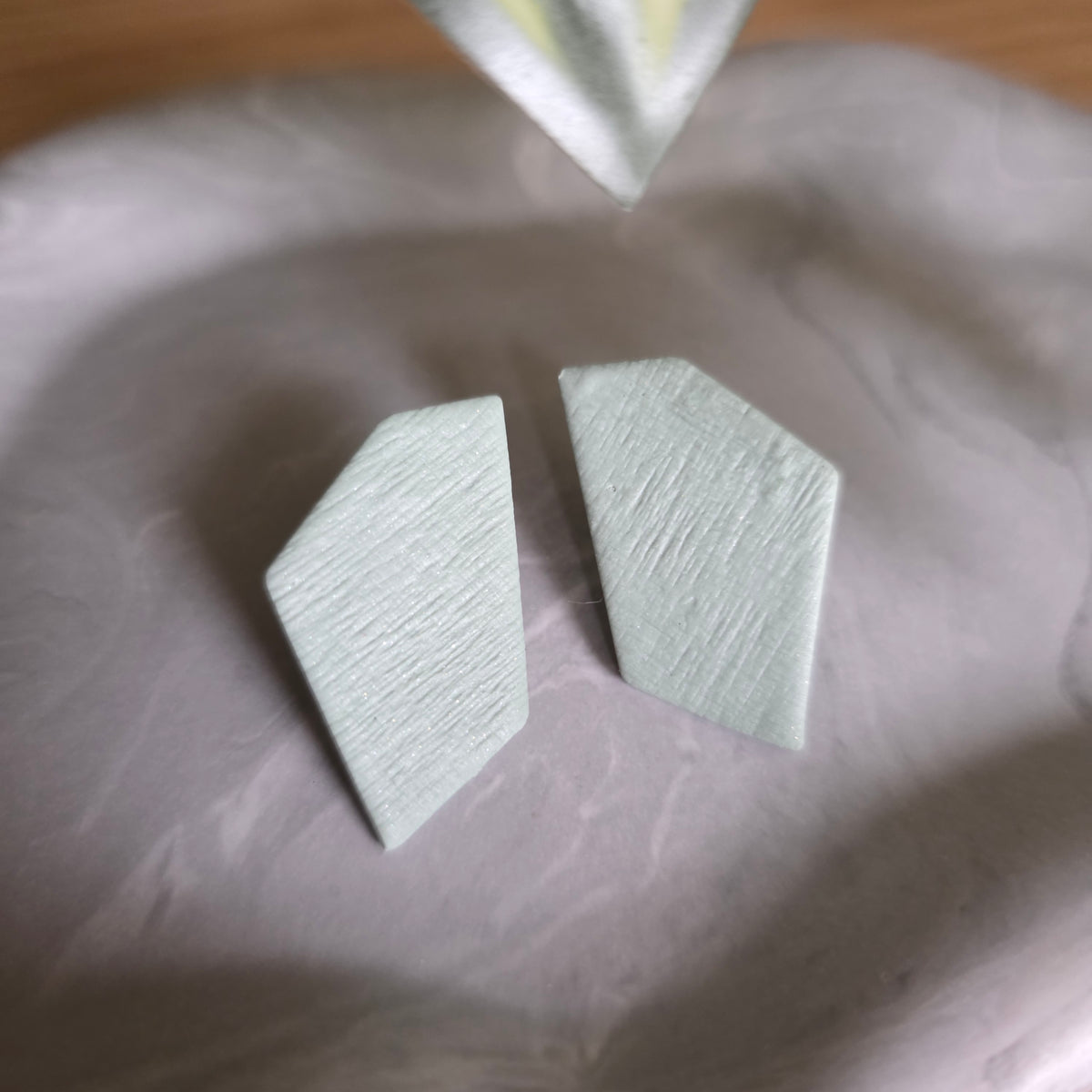 Geometrische oorstekers in saliegroen ~ Sten studs