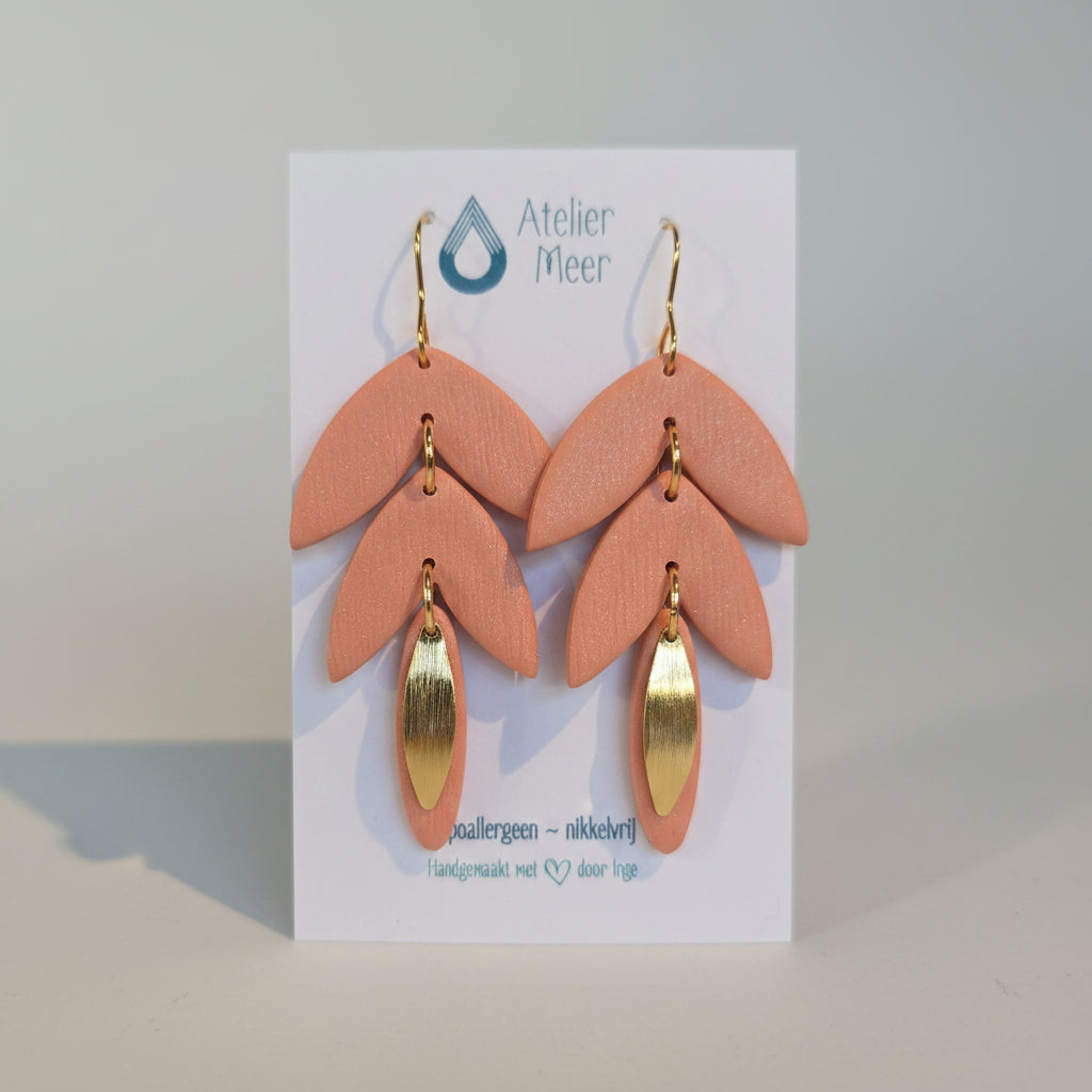Seline gold ~ zalmroze blaadjes oorbellen met messing