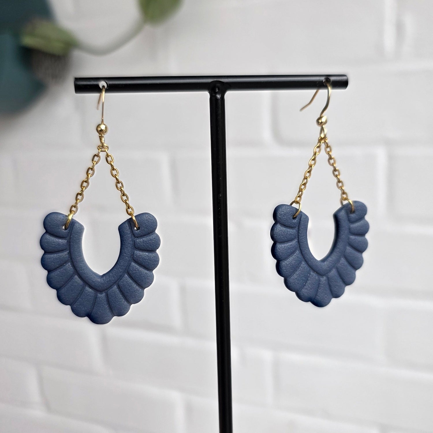 Stijlvolle Donkerblauwe waaier boog oorbellen met gouden ketting ~ model Mira