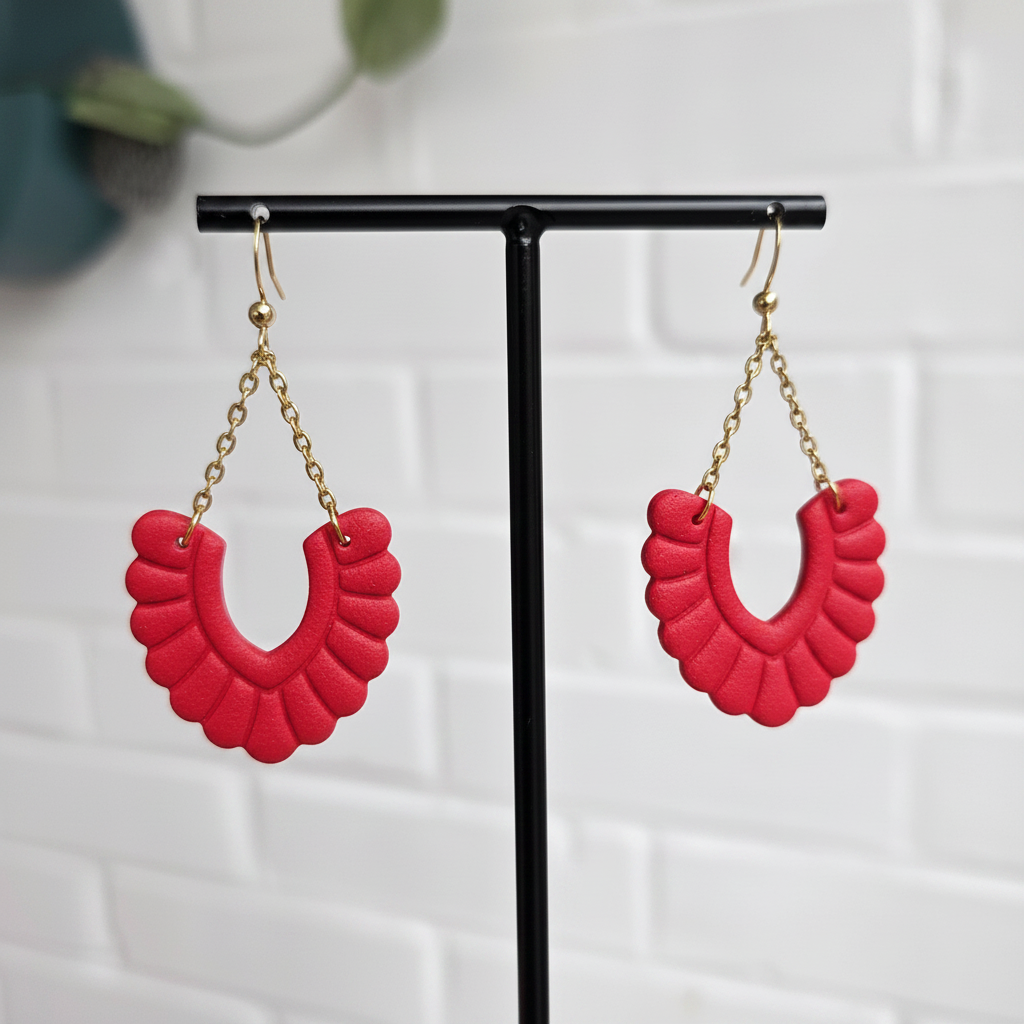 Rode waaier oorbellen met gouden ketting ~ model Mira