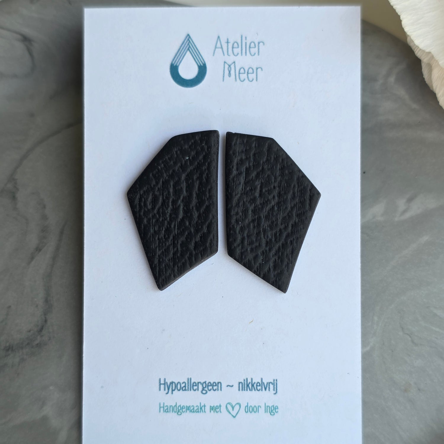 Sten studs ~ geometrische oorstekers in zwarte lederlook