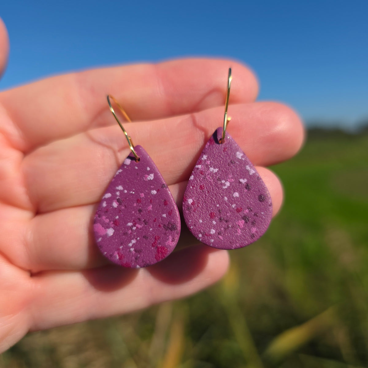 Druppelvormige oorhangers in bordeaux paars ~ model Droppe
