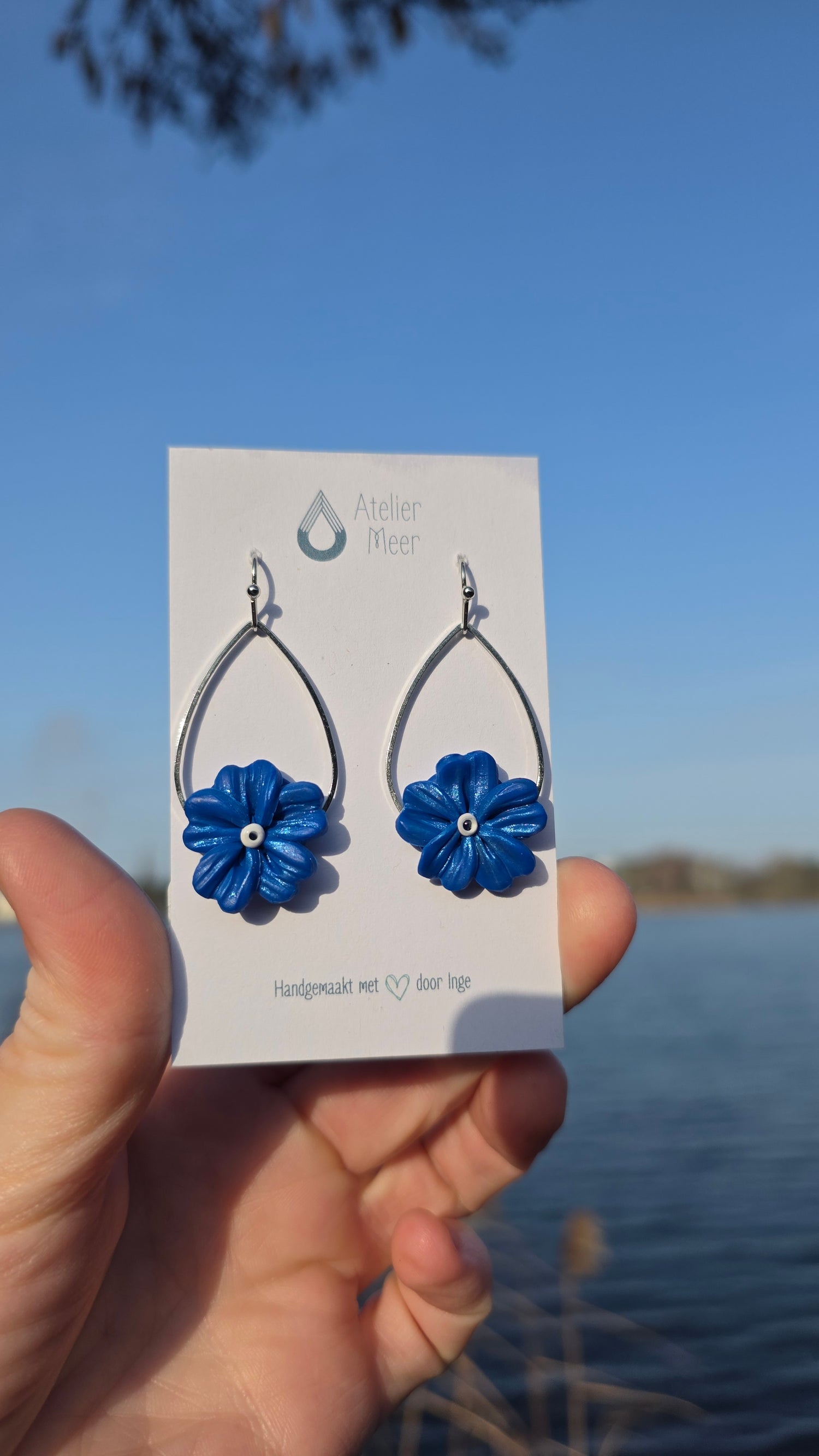Metalen druppels met bloem oorhangers - Blauw (goud of zilver)